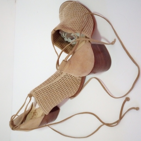 Vince Camuto soft leather Ankle Straps Heels. Tan. Triangle cut out design. Sz 7 - Picture 9 of 11